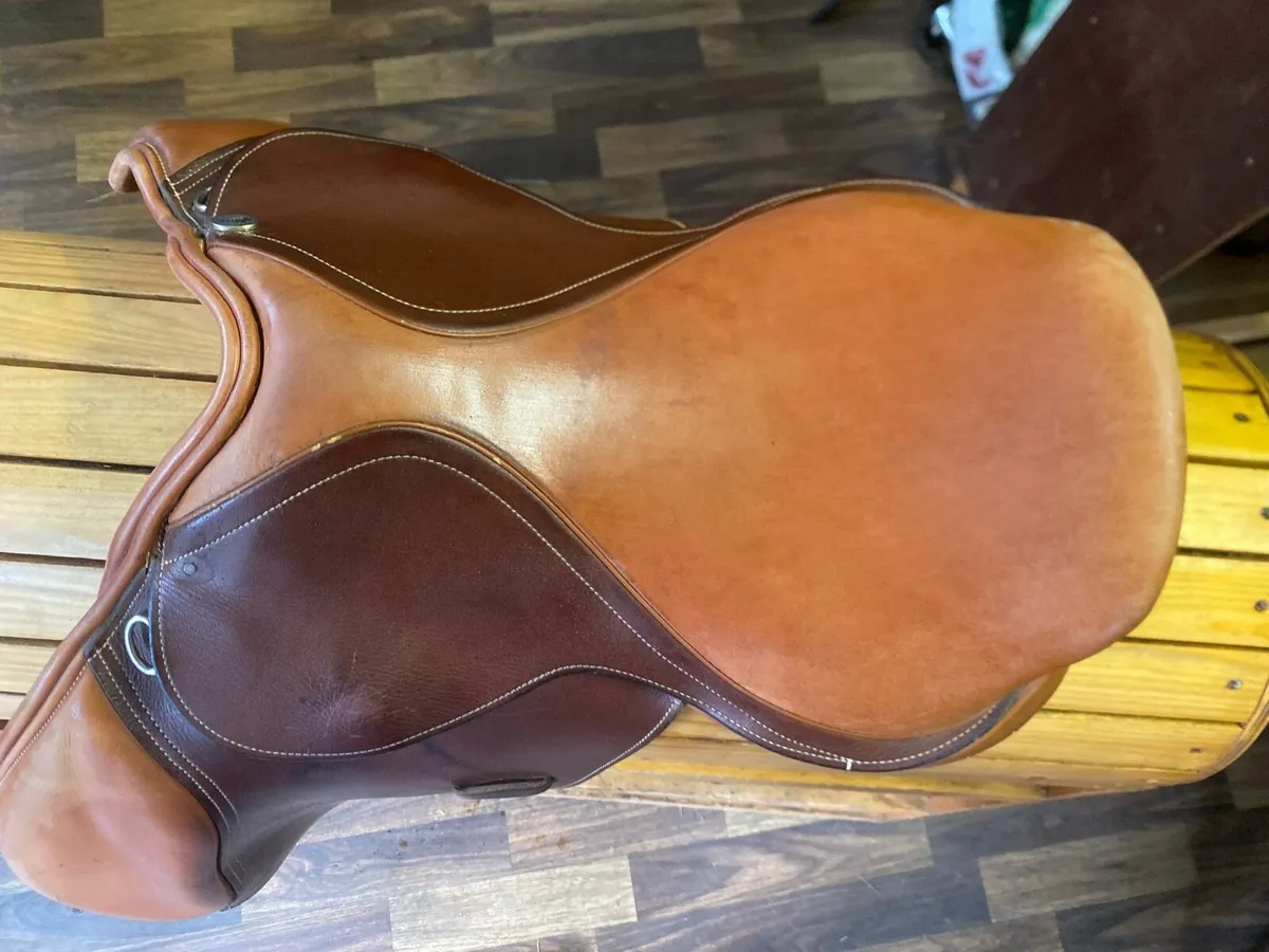 15.5-16” WIDE tan Leather jump saddle - Image 4