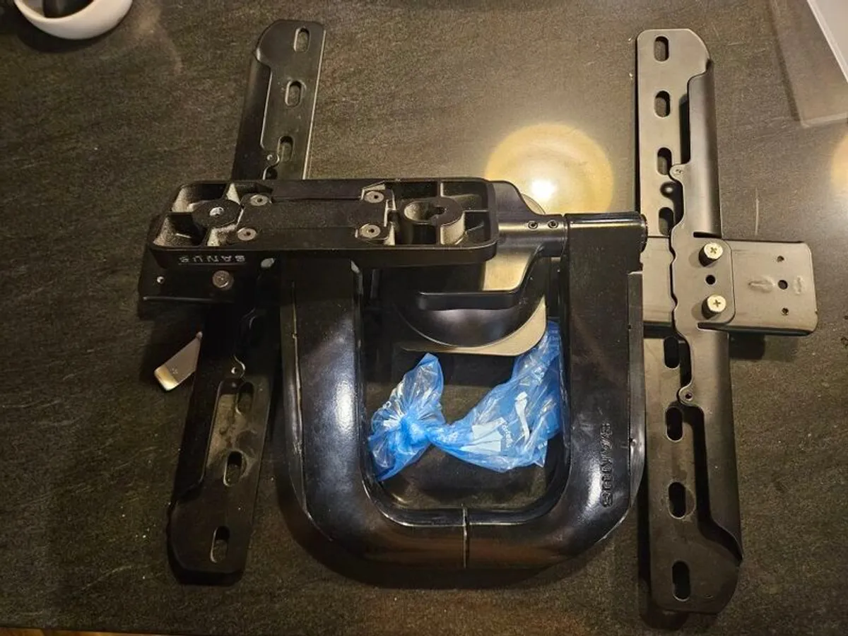 TV wall mount - Image 1