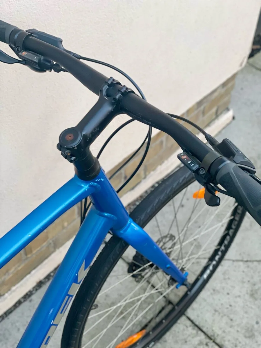 Trek FX 2 Hybrid Bike - XL Frame - Like New! - Image 3