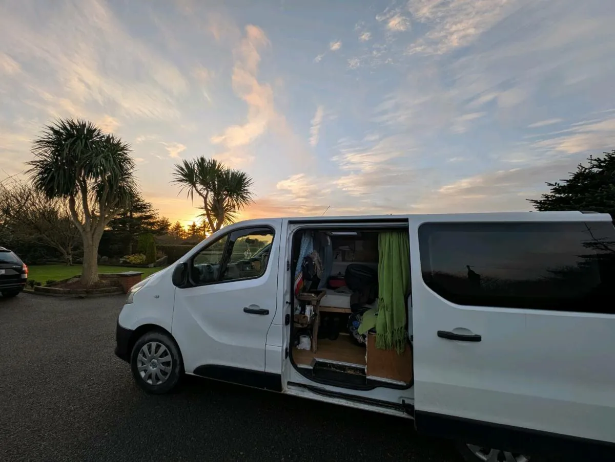Campervan Renault Trafic - Image 1