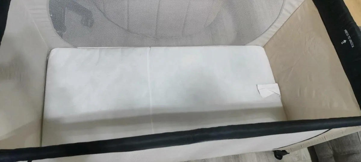 Hauck Dream N Play travel cot - Image 4