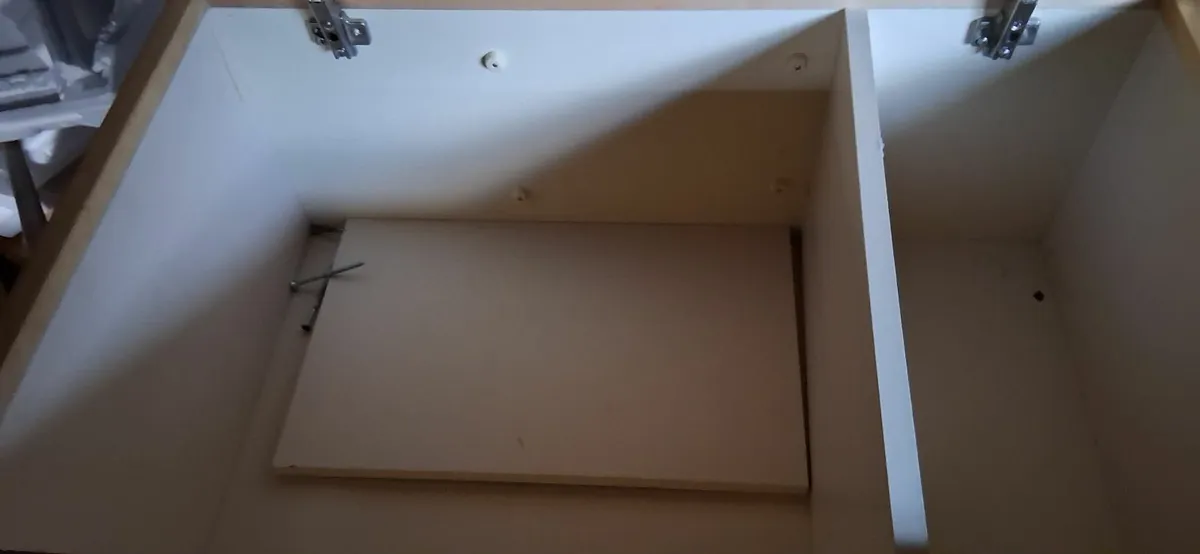 Kitchen presses,sink and breakfast bar - Image 4