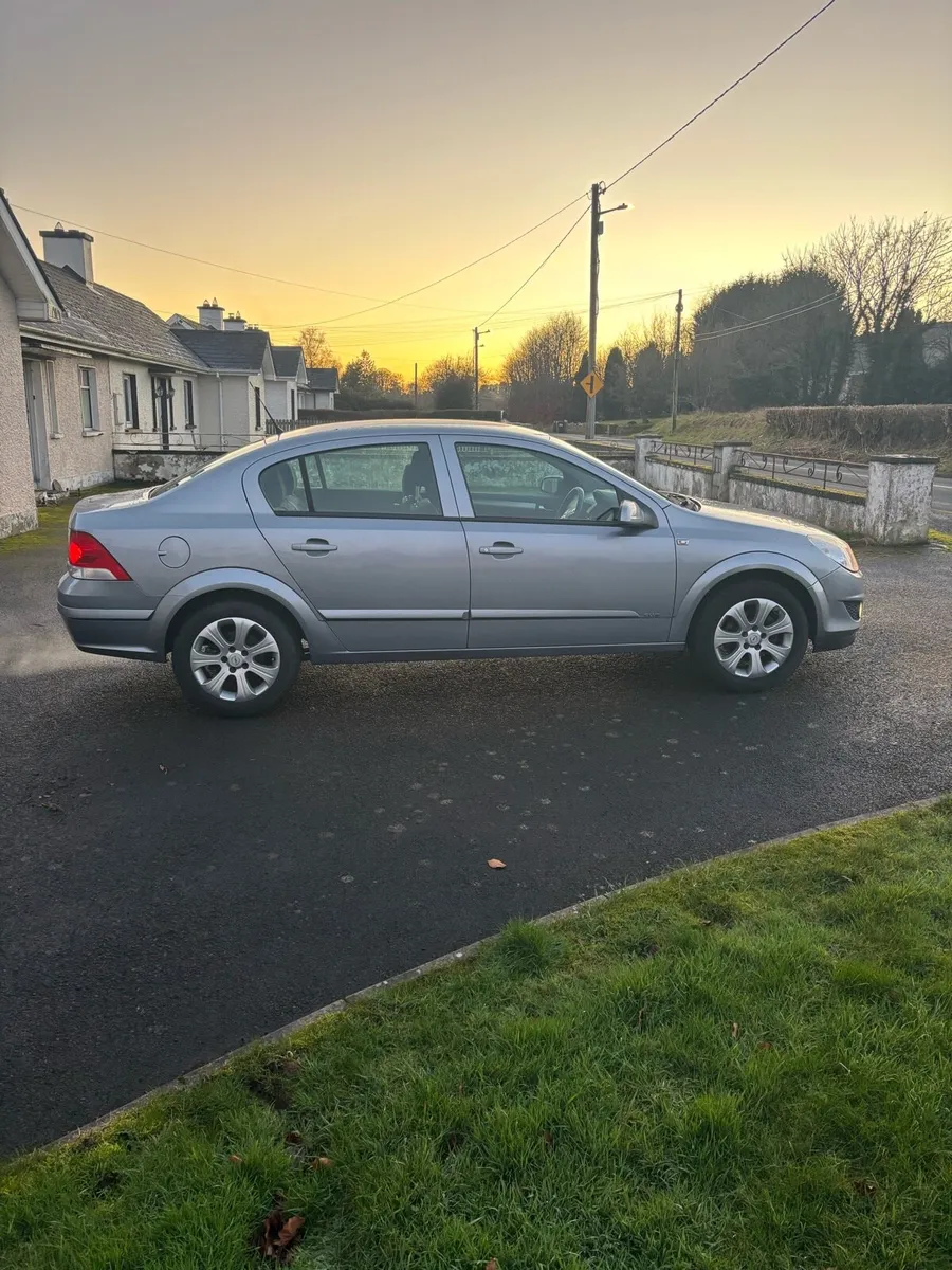 Opel Astra 2011 - Image 1