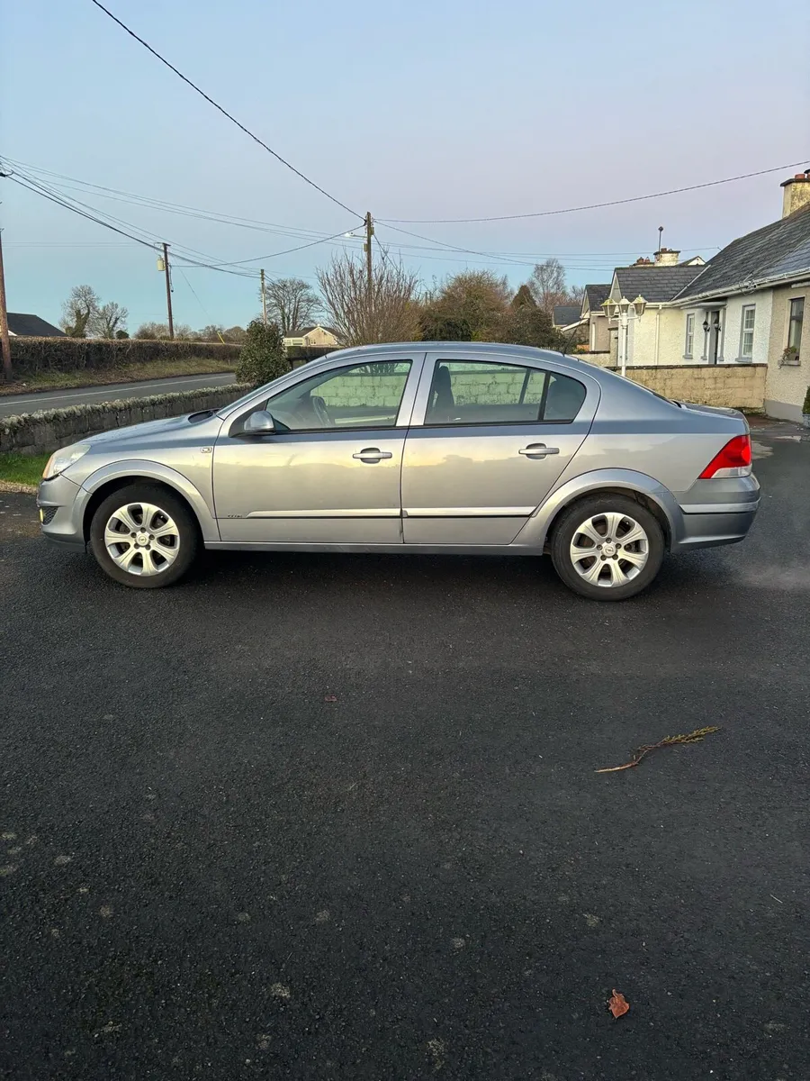 Opel Astra 2011 - Image 2