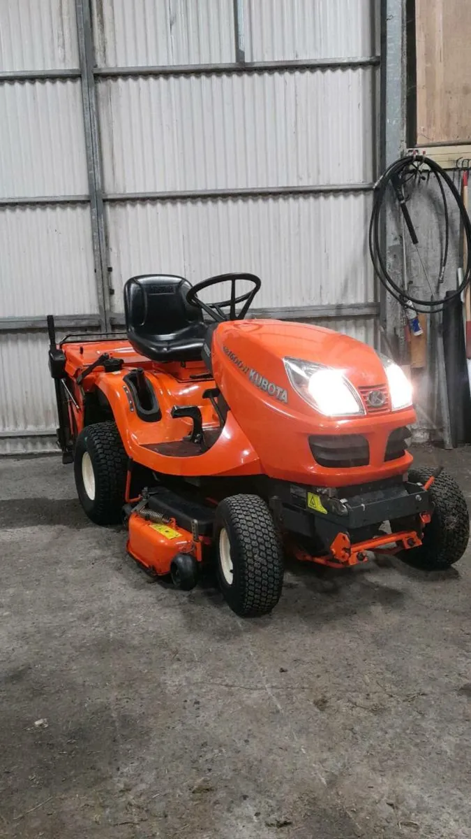 Ride on lawn mower - Image 1