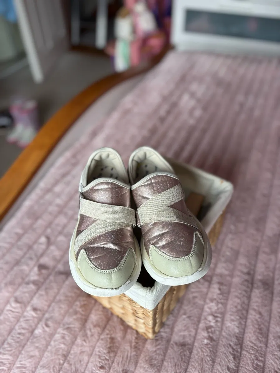 Girl’s shoes UK 13/ EUR 32 - Image 2