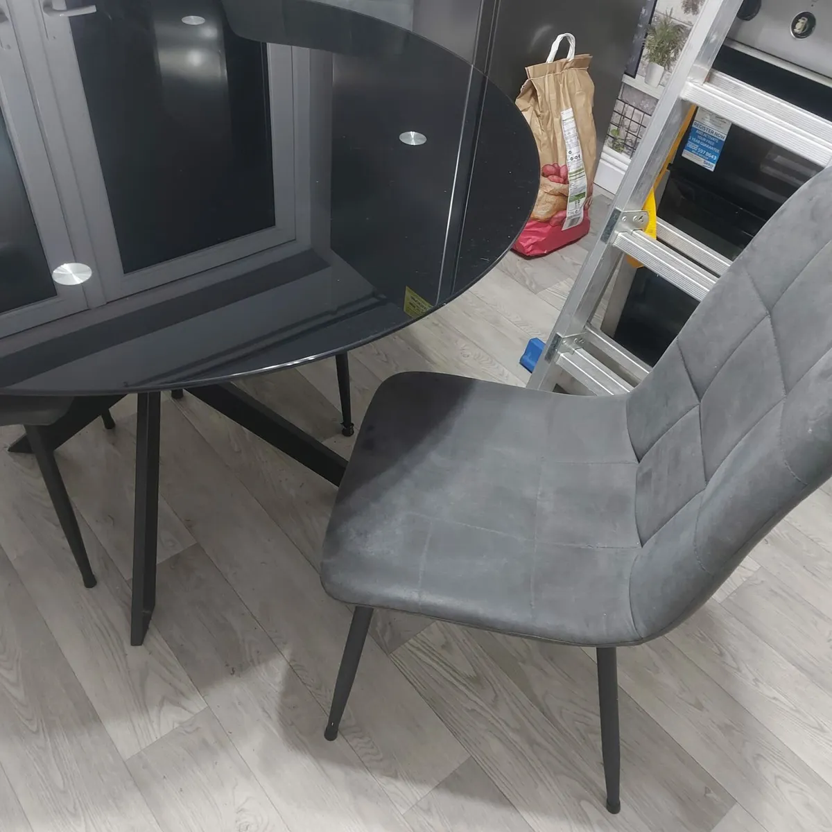 Table and chairs - Image 1