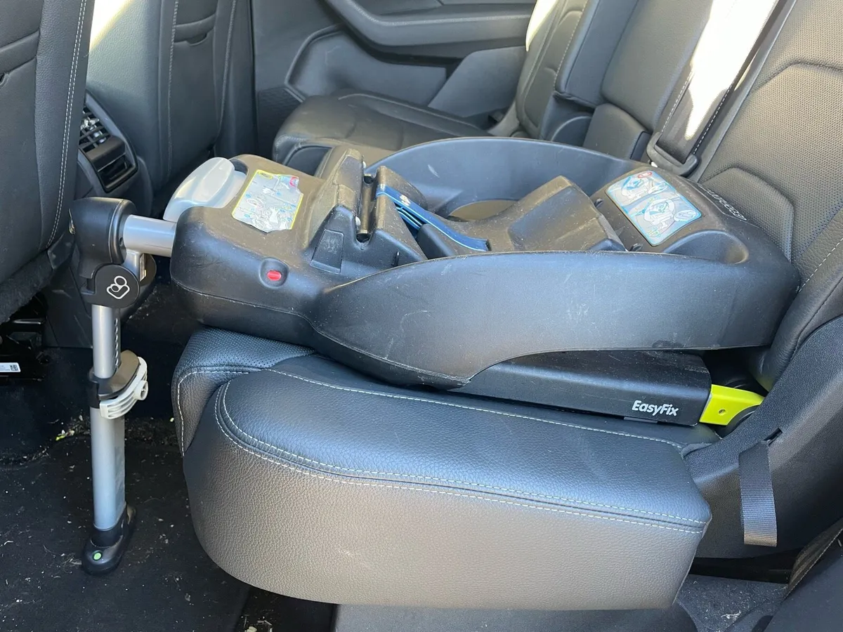 Maxi Cosi Car Seat + Isofix - Image 3