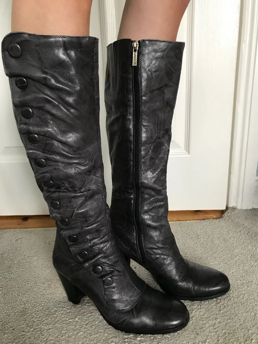 Women boots size 5 - Image 1