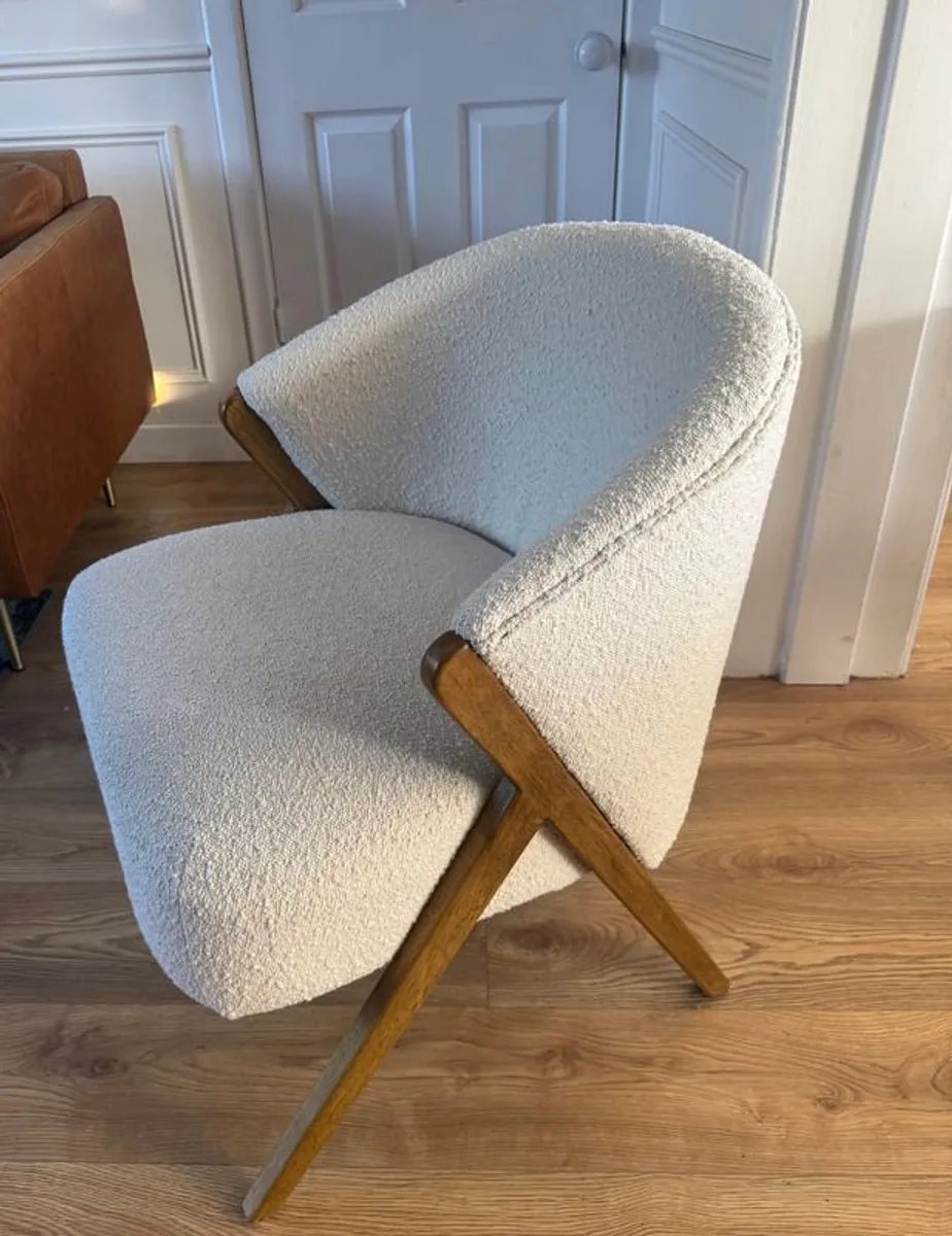 Upholstered boucle accent chair - Image 1