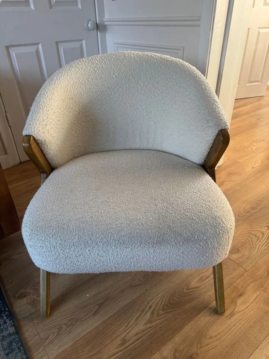 Upholstered boucle accent chair - Image 2
