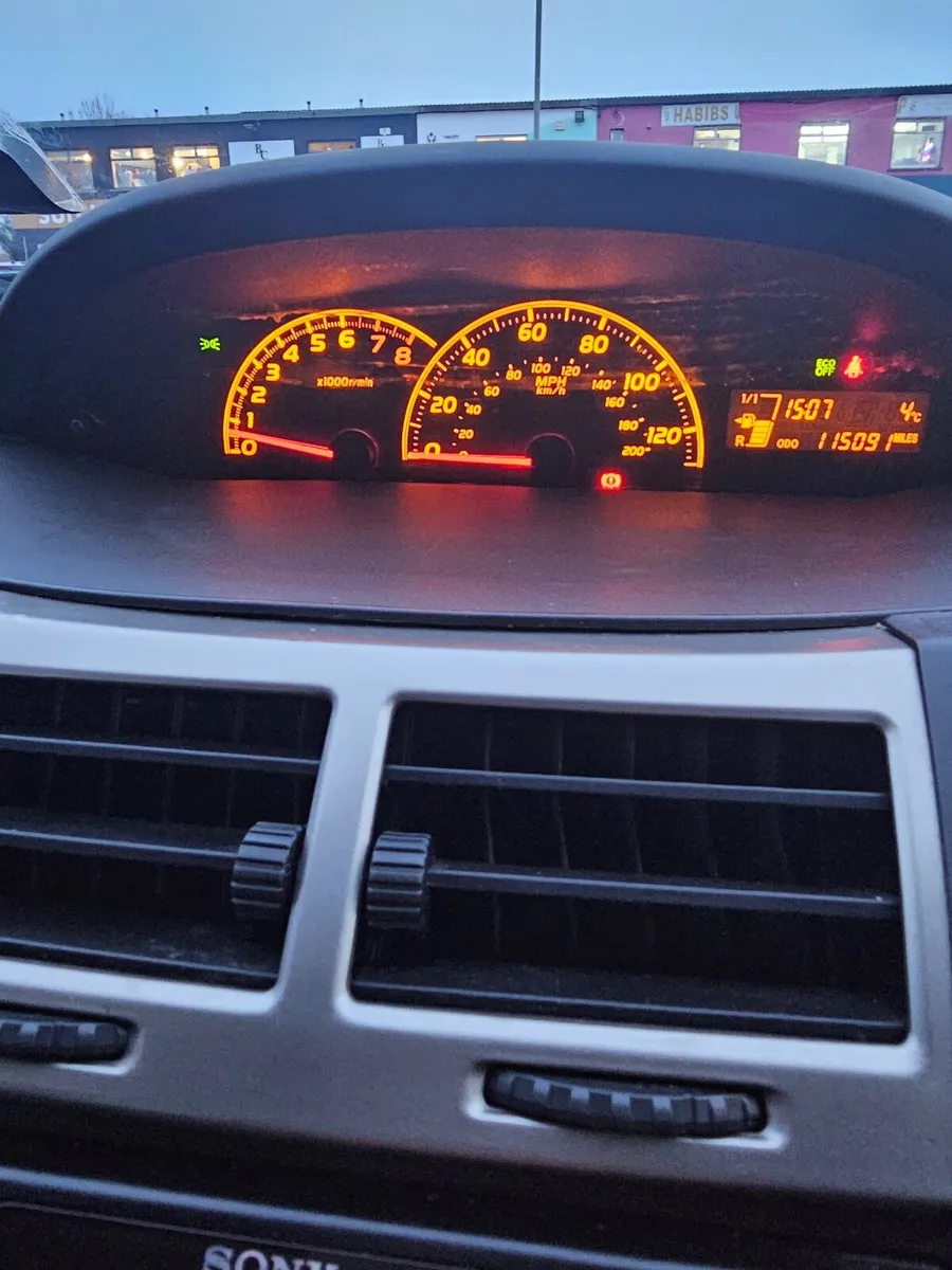 Toyota Yaris 2011 petrol 1.3 manual - Image 2