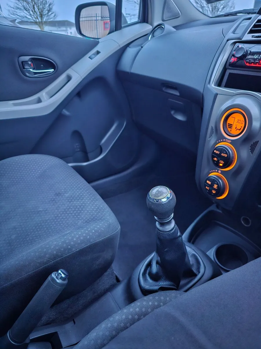 Toyota Yaris 2011 petrol 1.3 manual - Image 4