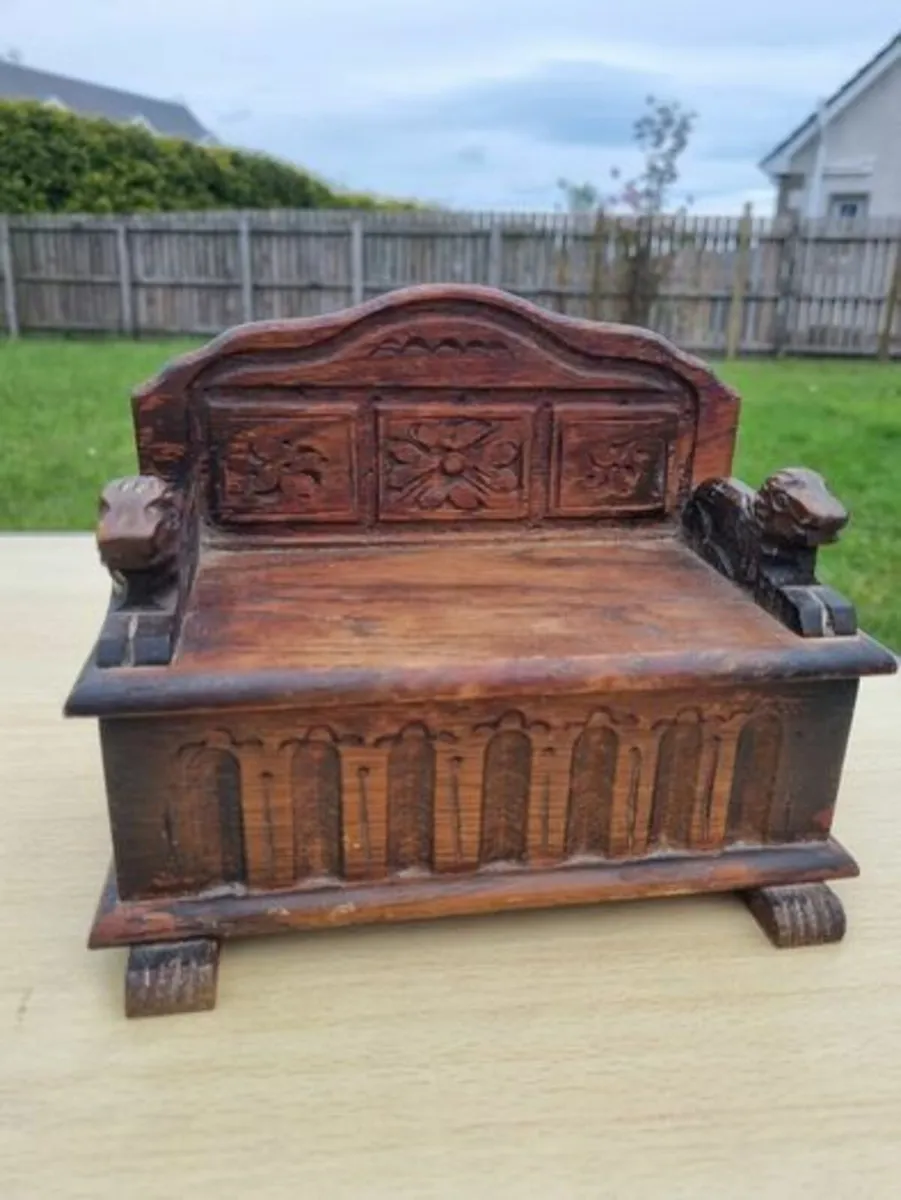 Wooden miniature vintage bench with music box - Image 1