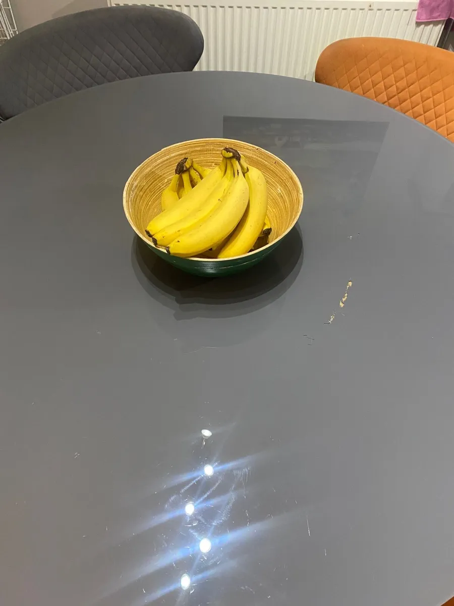 Table and chairs - Image 1