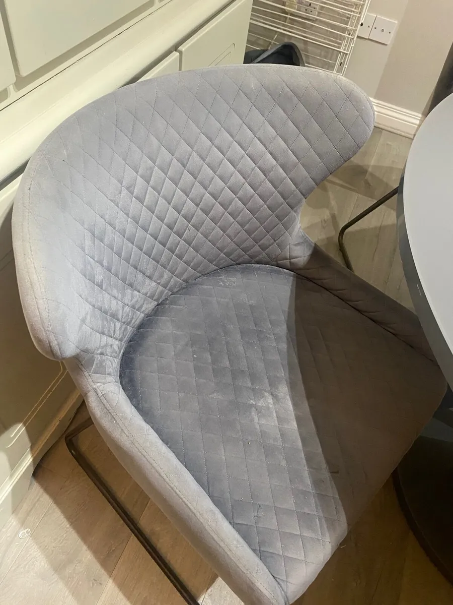 Table and chairs - Image 3