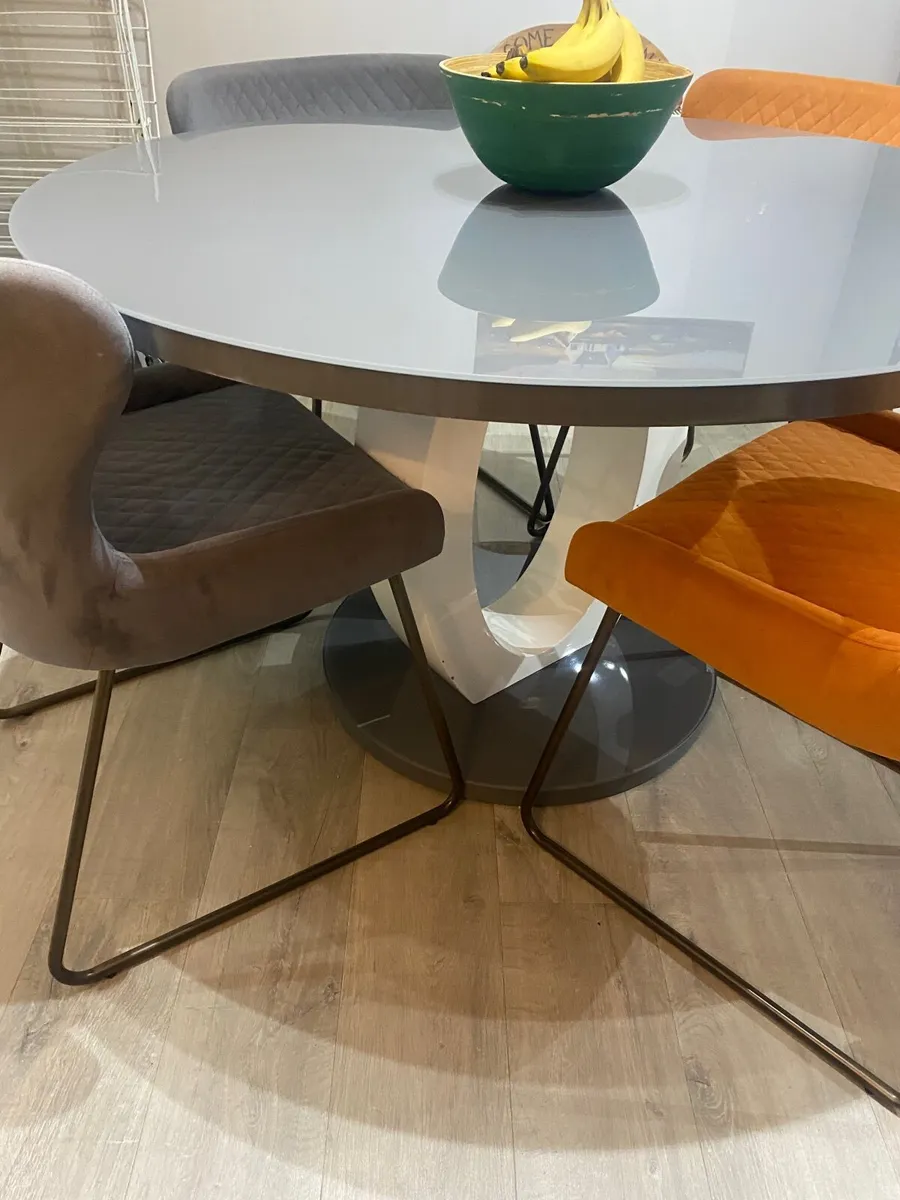 Table and chairs - Image 4