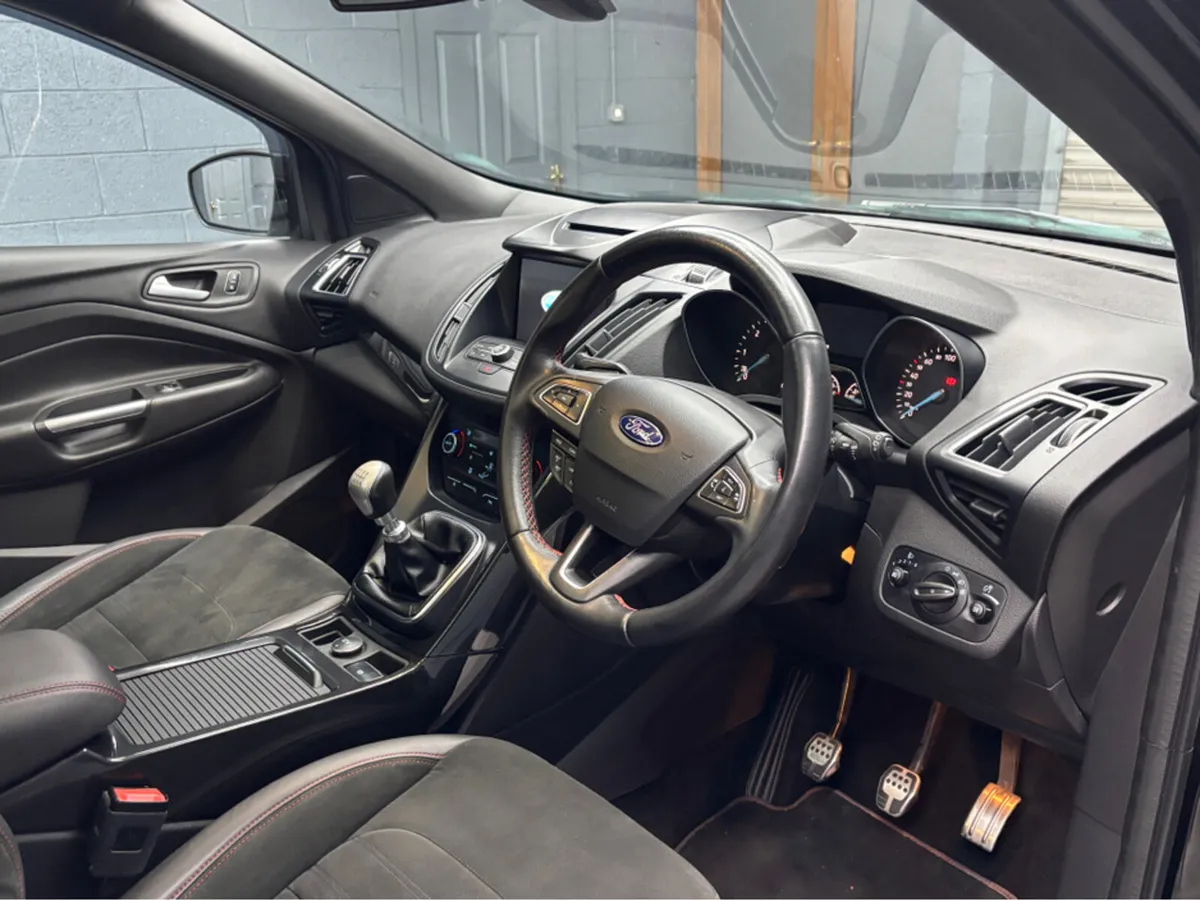 Ford Kuga 1.5 TDCI 120PS FW FWD 4DR ST-LINE - Image 4