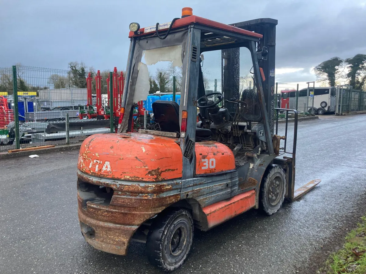 1998 Toyota 3 Tonne forklift with high lift mast - Image 2