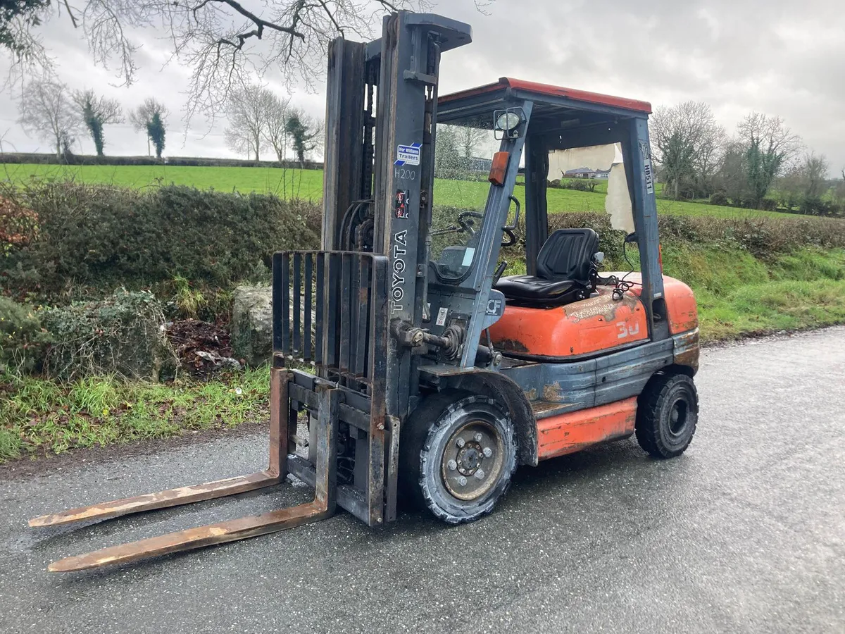 1998 Toyota 3 Tonne forklift with high lift mast - Image 1