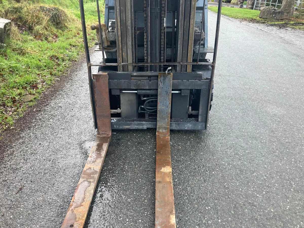 1998 Toyota 3 Tonne forklift with high lift mast - Image 3