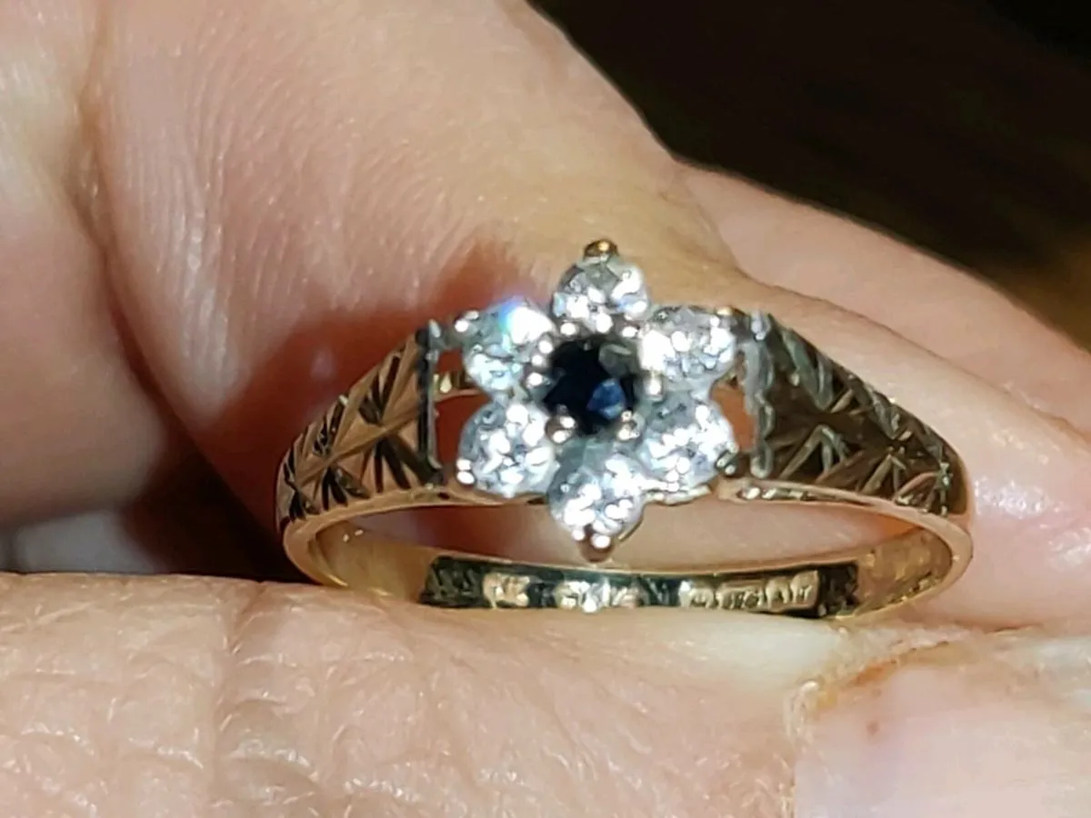 DAISY SAPPHIRES, 9CT Gold New Ladies Dress Ring ! - Image 1