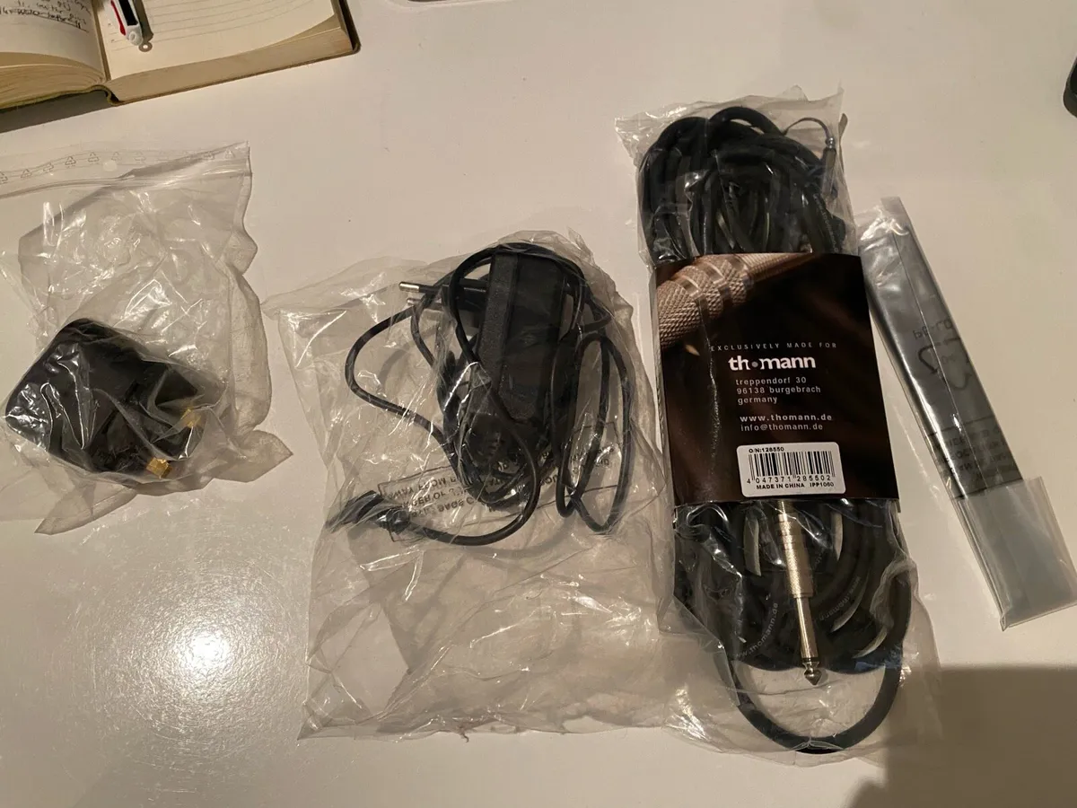 Harley Benton junior + Roland micro cube gx + case - Image 2