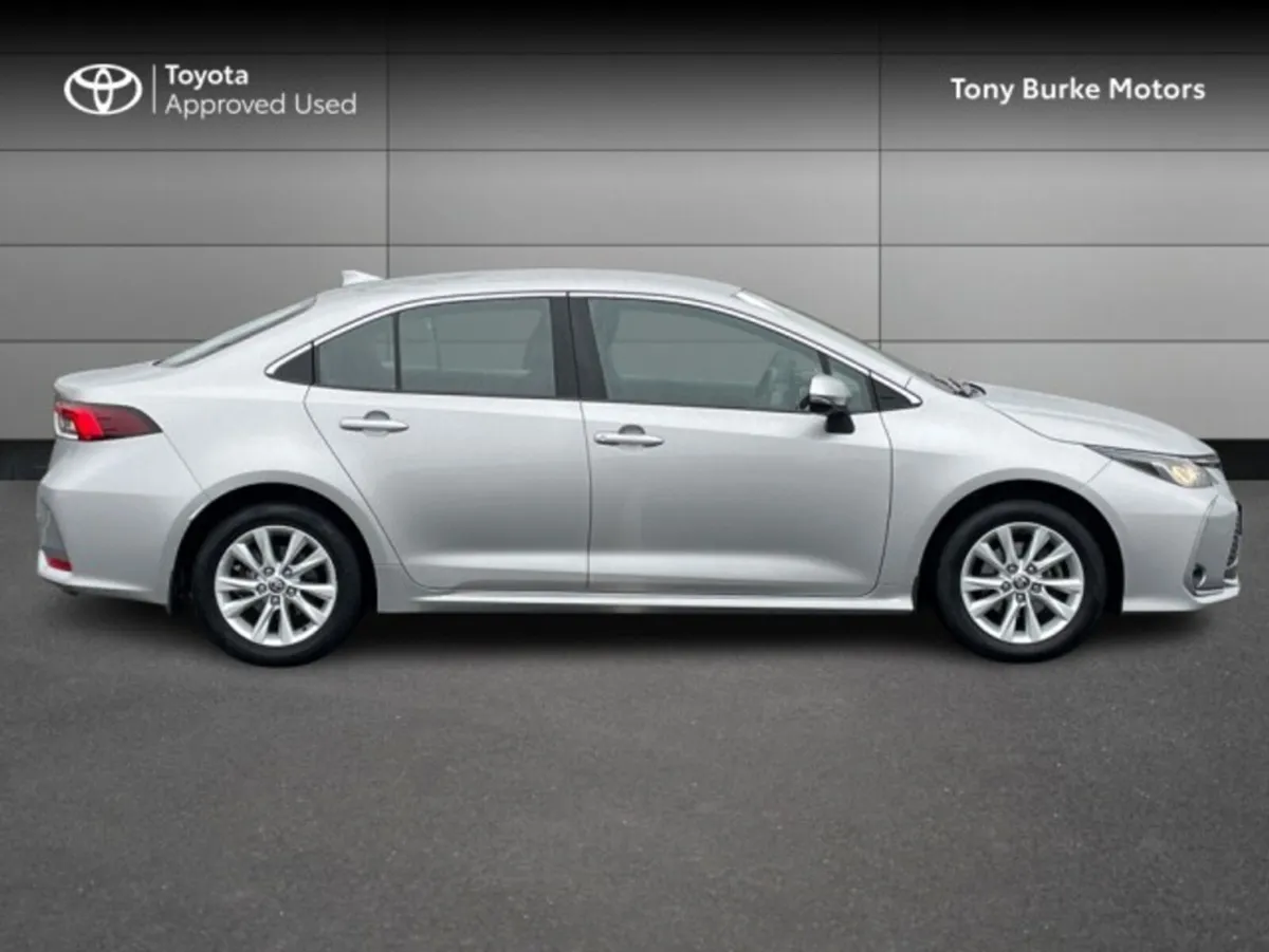 Toyota Corolla Saloon - Luna Edition - 1.8 Hybrid - Image 3