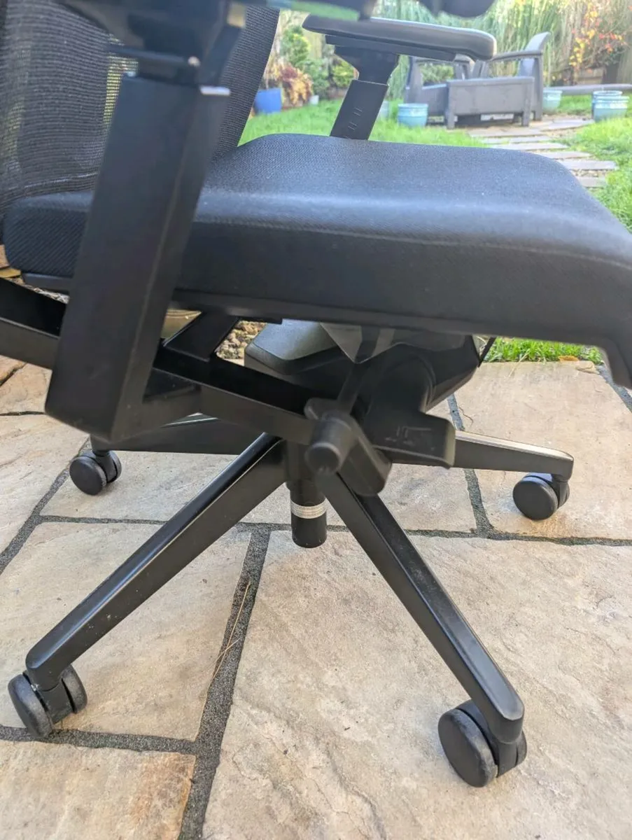 Ergonomic office chair - Image 2