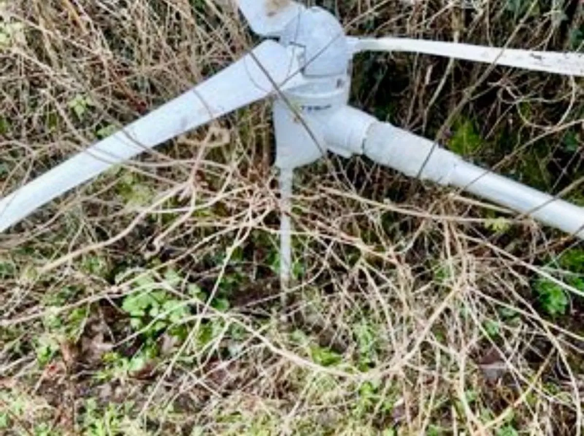 5x Wind Turbines for Sale + Masts/Cable/Hardware (400W, 600W, 1kW) - Image 1