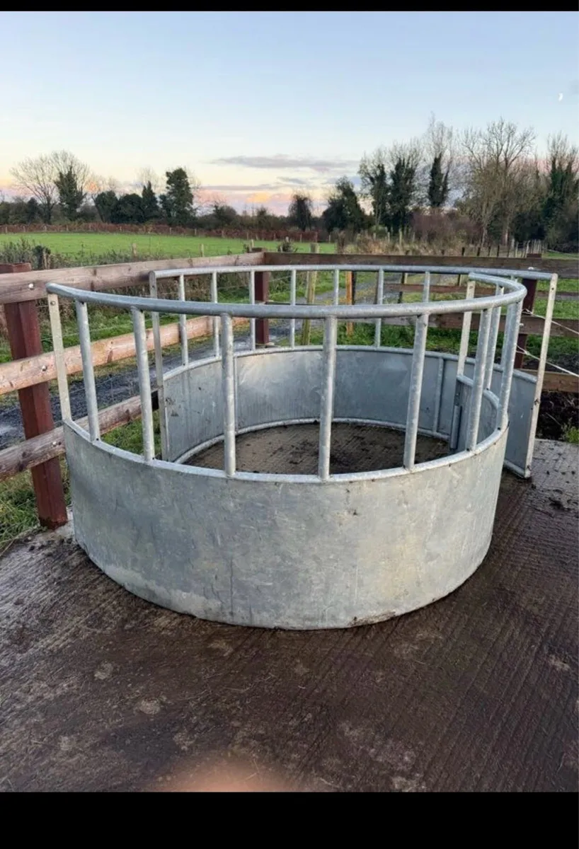 Round cattle feeder - Image 1