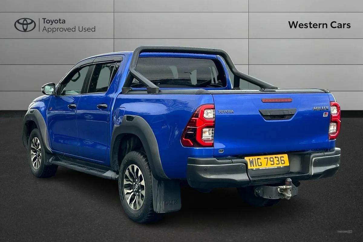 Toyota Hilux 2.8 D-4D GR SPORT Auto 4WD Euro 6 (s/ - Image 4