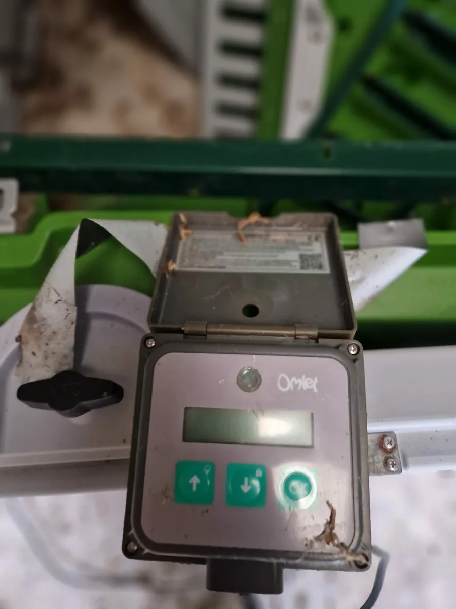 Omlet Eglu Chicken coop with automatic door - Image 4