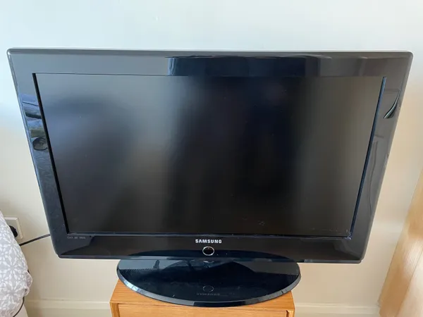 Small tv stand for deals 32 inch flat screen