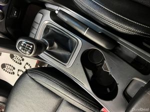 2014 142 Hyundai Santa FE 2WD Manual 7 Seat - Image 4