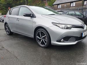 Toyota Auris 2018 Hybrid LUNA  SPORT - Image 2