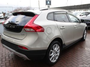 2.0D4 CROSS COUNTRT EDITION 5DR HATCHBACK AUTO // - Image 4