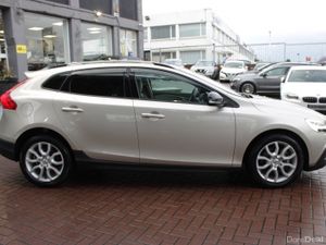 2.0D4 CROSS COUNTRT EDITION 5DR HATCHBACK AUTO // - Image 3