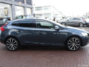 2.0D4 MOMENTUM 5DR HATCHBACK AUTO // 1 OWNER CAR W - Image 3