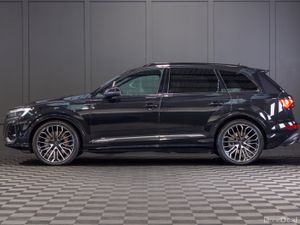 2025 Audi Q7 55 TFSIe Quattro S-Line - Image 3