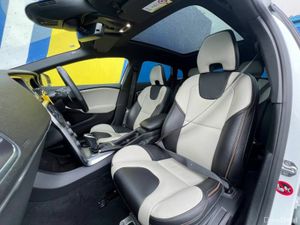Volvo V40 D4 CROSSCOUNTRY 2.0D // PAN ROOF // DIGI - Image 2