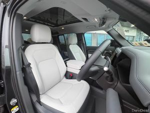 Land Rover Defender Dynamic SE / Glass Roof / Big - Image 3