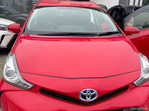 Toyota Prius 7 seater alpha  2017 - Image 2
