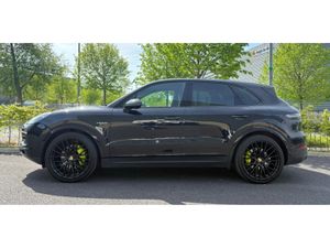 Porsche Cayenne V6 E-HYBRID AUTO 456BHP *1 OWNER * - Image 2