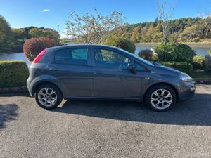 Fiat Punto LOUNGE 1.2 5dr ** LOW KMS ** - Image 3