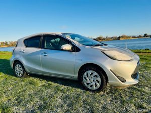 Toyota Aqua DAA-NHP10 - Image 2