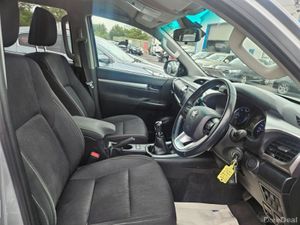 Toyota Hilux Double CAB SR5 4DR - Image 2