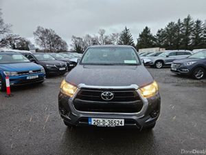 Toyota Hilux 2.8 SR5 Double CAB - Image 2
