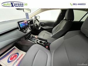 Toyota Corolla 1.8 HYBRID S Automatic, Reversing c - Image 2