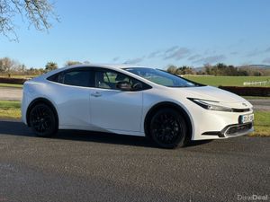 Toyota Prius 2025 plug in hybrid only 4000 KM - Image 2